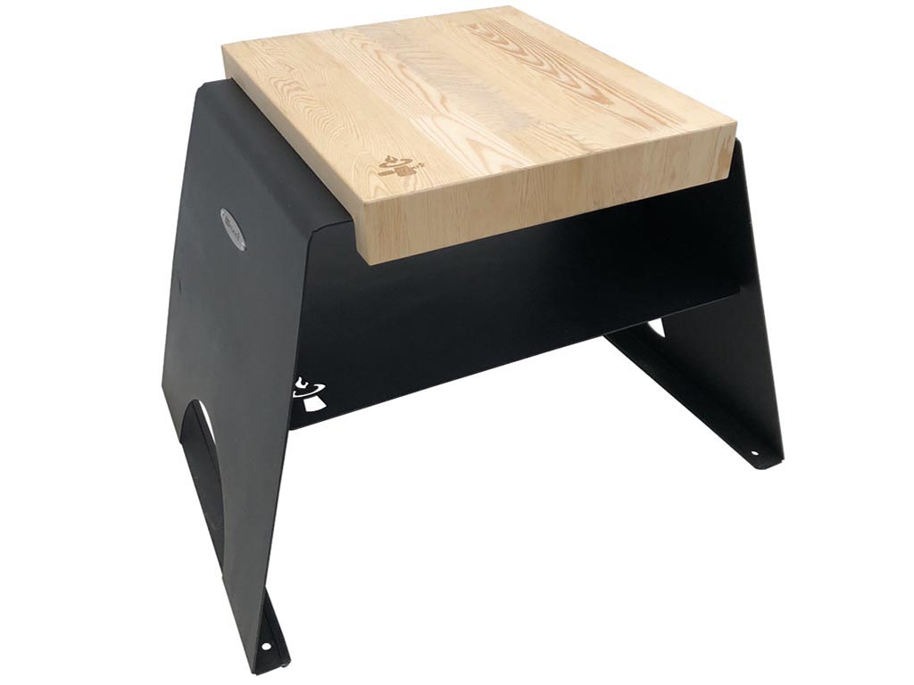 Remundi stolička černá s dřevěným sedákemRemundi stolička černá s dřevěným sedákem